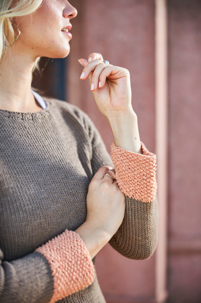 Pulli mit Perlmusterrand in Terracotta-Braun | Anleitungsheft + Wolle Chello  | Stricken | Regina Bühler, Pro Lana, Christophorus Verlag