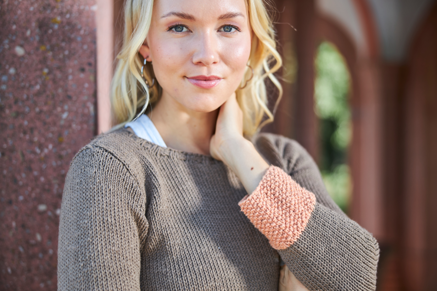 Pulli mit Perlmusterrand in Terracotta-Braun | Anleitungsheft + Wolle Chello  | Stricken | Regina Bühler, Pro Lana, Christophorus Verlag