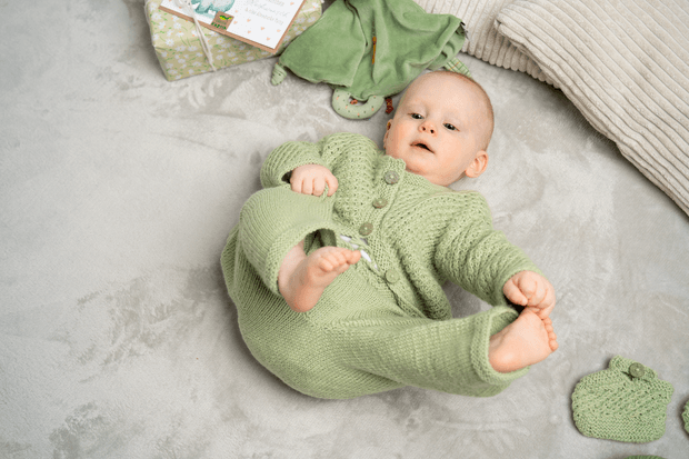 Jacke und Hose im Sternchenmuster | Einzelanleitung + Wolle Baby Micro  | Stricken | Pro Lana